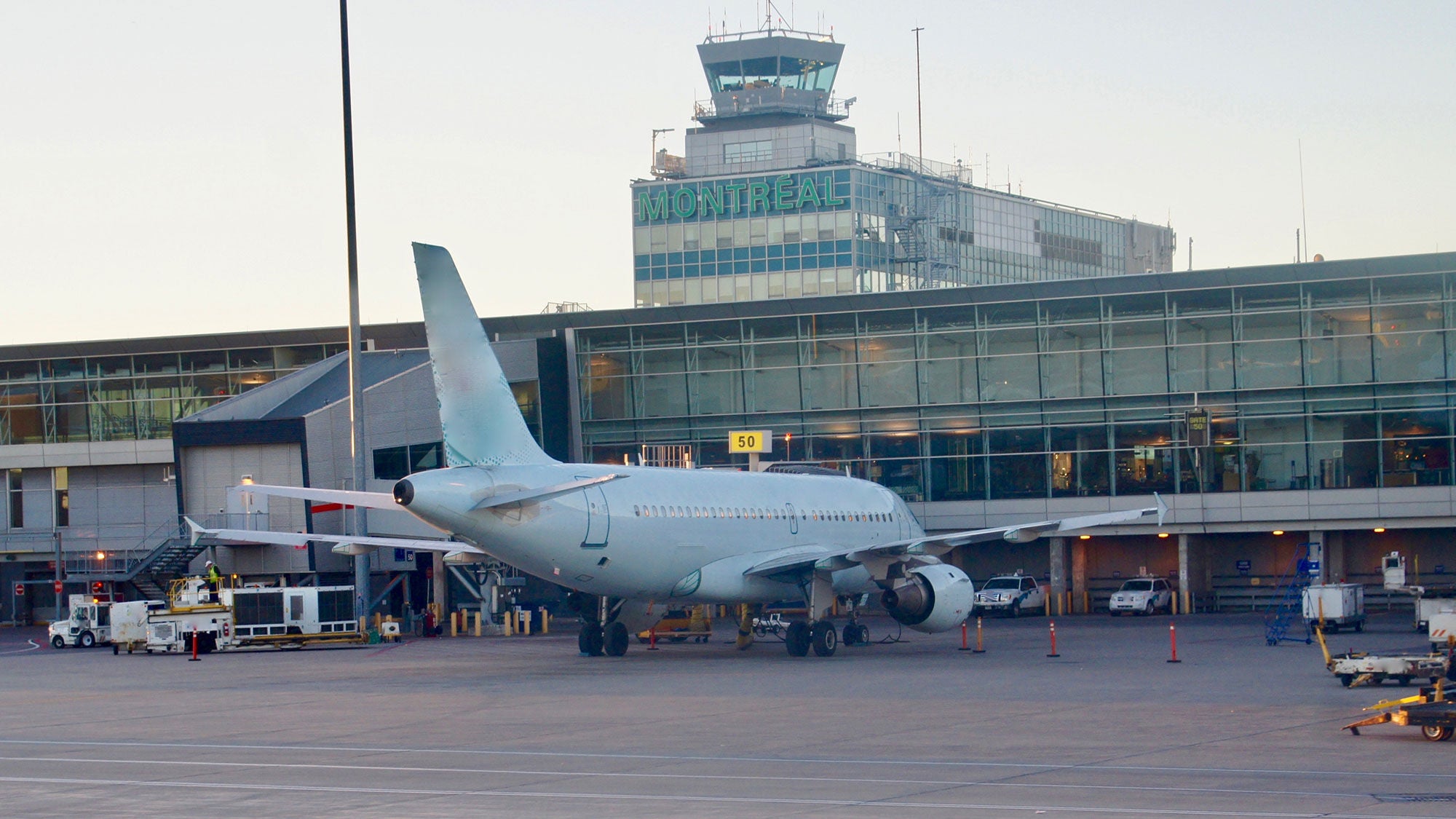 Un avion décolle au-dessus d’un aéroport.