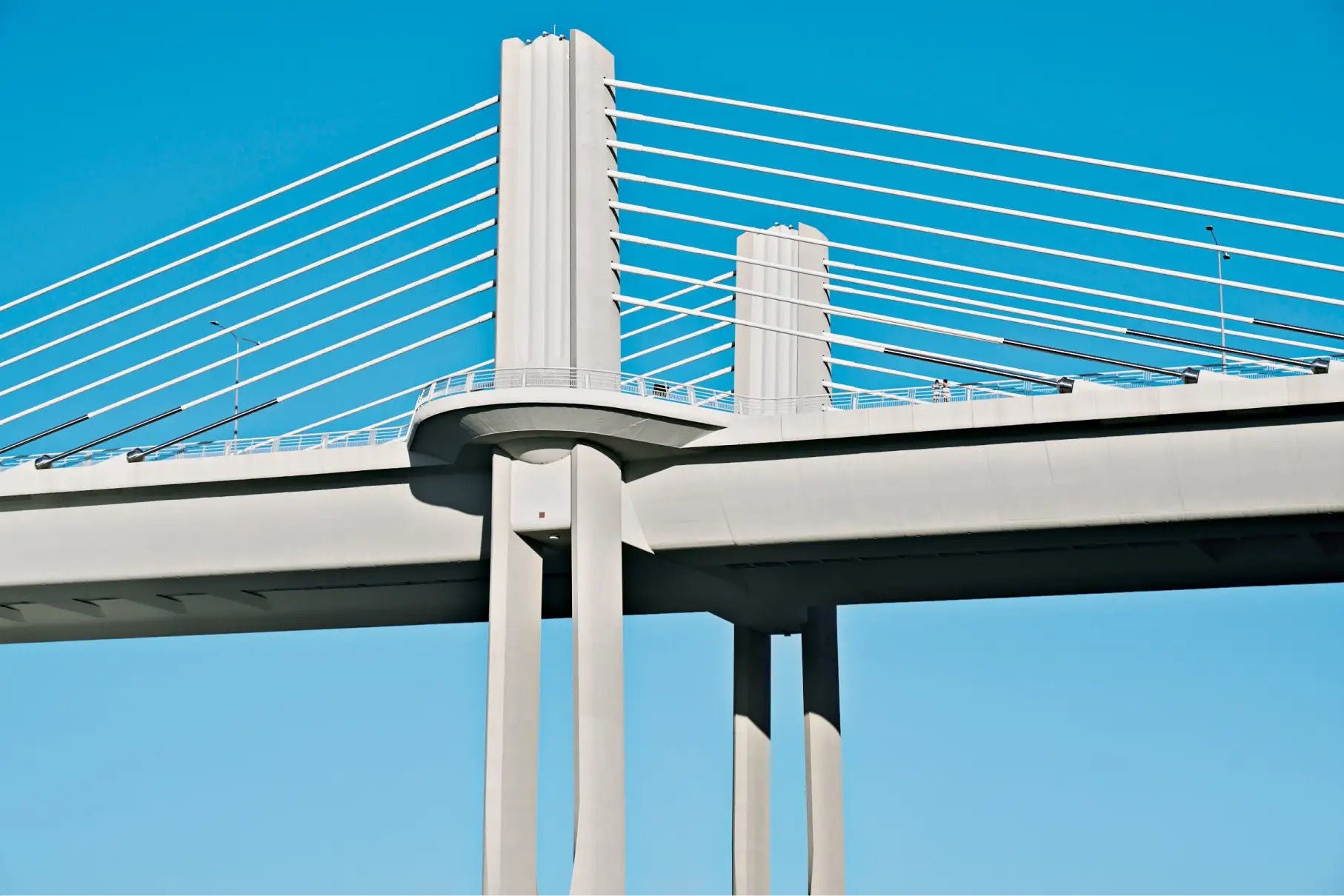 Pont moderne avec des tours blanches et des câbles suspendus