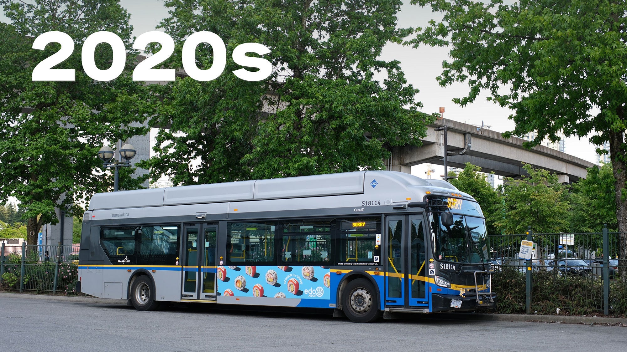 Un rendu numérique du nouveau terminal de transport en commun présentant une architecture moderne et un design spacieux. L’inscription « années 2020 » est en caractères gras blancs au-dessus.