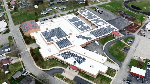 Vue aérienne d’une installation tentaculaire équipée de panneaux solaires