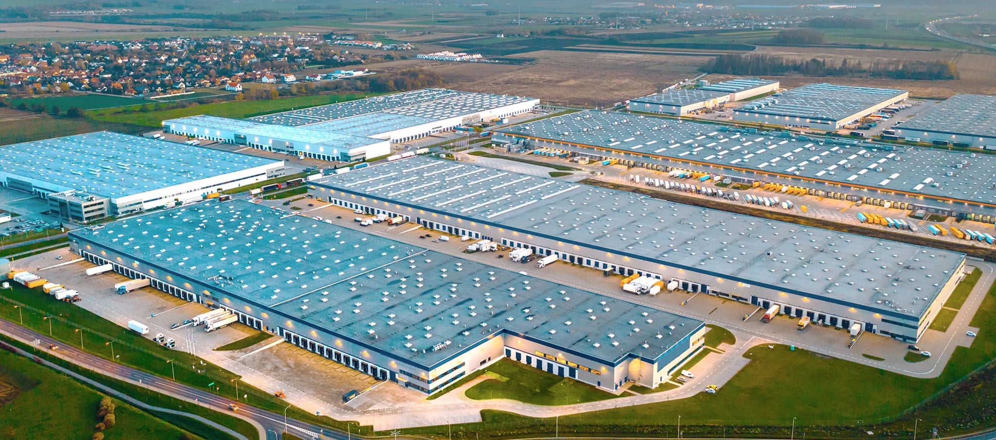 Parc logistique avec plusieurs entrepôts