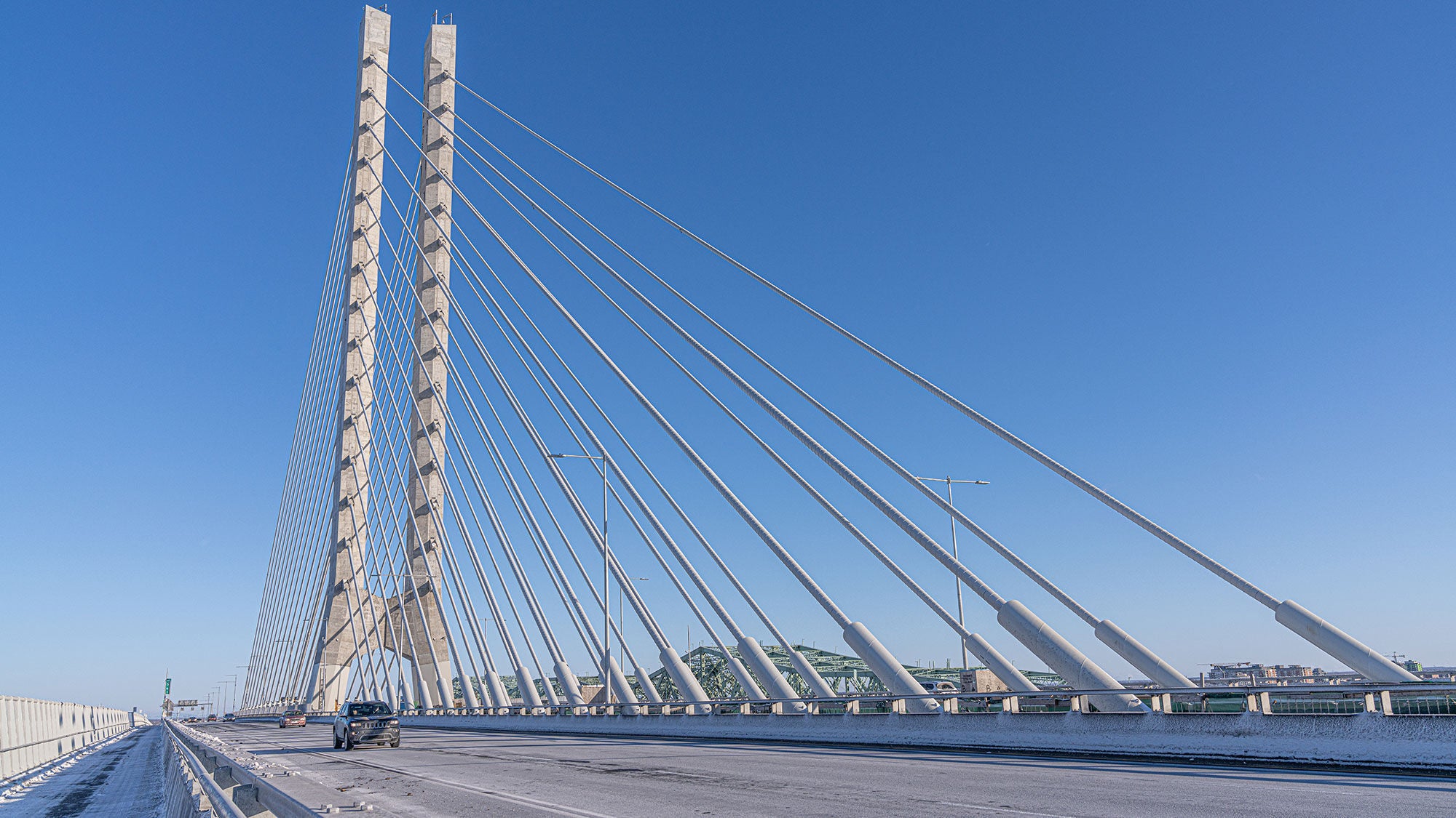 Un pont traversant un plan d’eau sous un ciel bleu. 