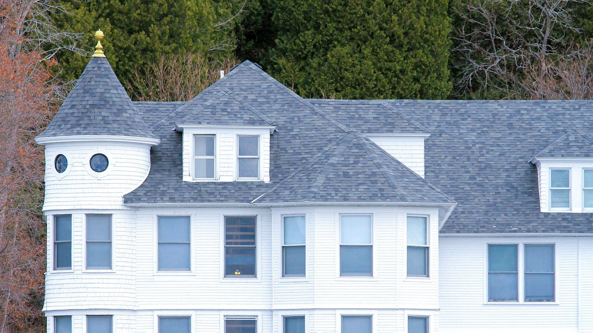  A photo of a 19th-century hotel showing its newly installed roof.