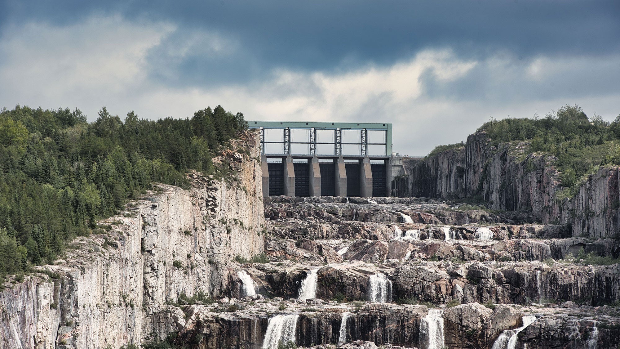 A photo of a hydroelectric generating station in Québec.