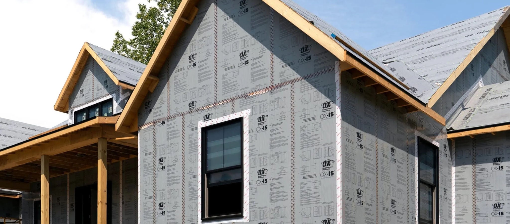 Une résidence unifamiliale en cours de construction avec des murs extérieurs non finis